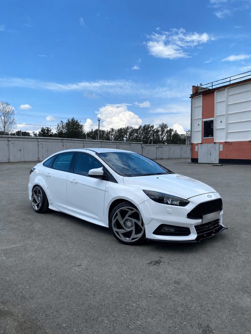 Белый Ford Focus ST после работ студии