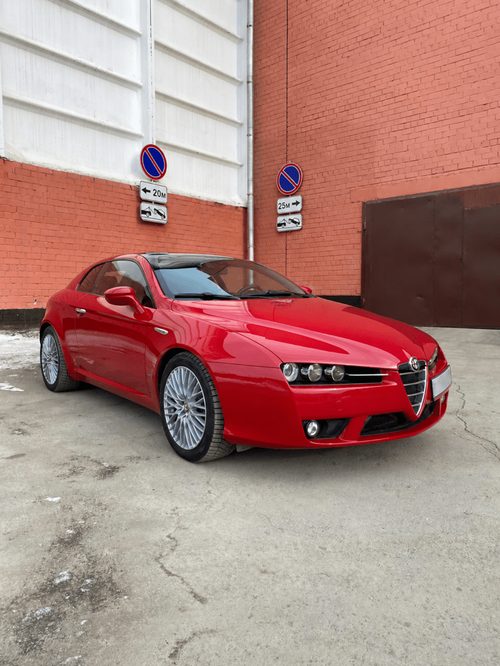 Красная Alfa Romeo Brera после полировки кузова