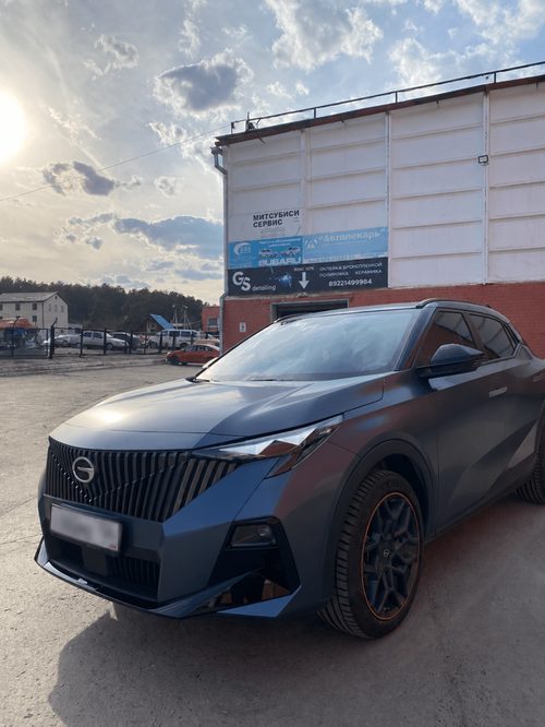 Кроссовер GAC у вывески GS Detailing, бокс 1575